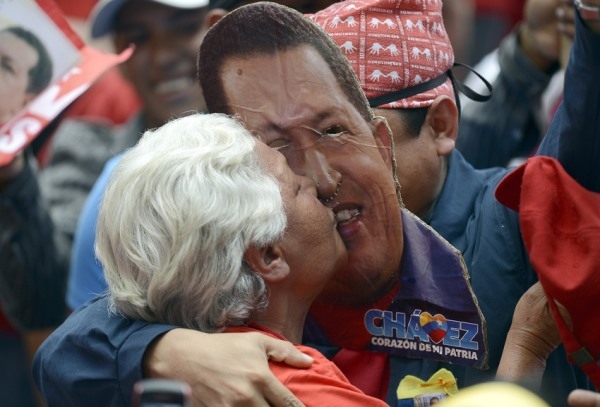 
	
	Một người phụ nữ đang hôn một tình nguyện viên đeo mặt nạ của ông Hugo Chavez - Tổng thống nước Venezuela, trong một cuộc diễu hành kỷ niệm 24 năm phong trào nổi dậy, 27/02/2013